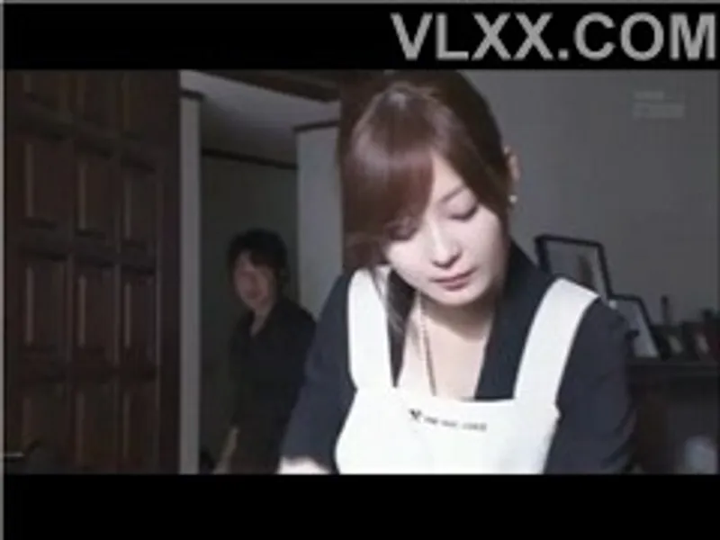 Chồng đi bàn việc làm ăn, cô vợ ở nhà bị người tình của chị gái cưỡng hiếp